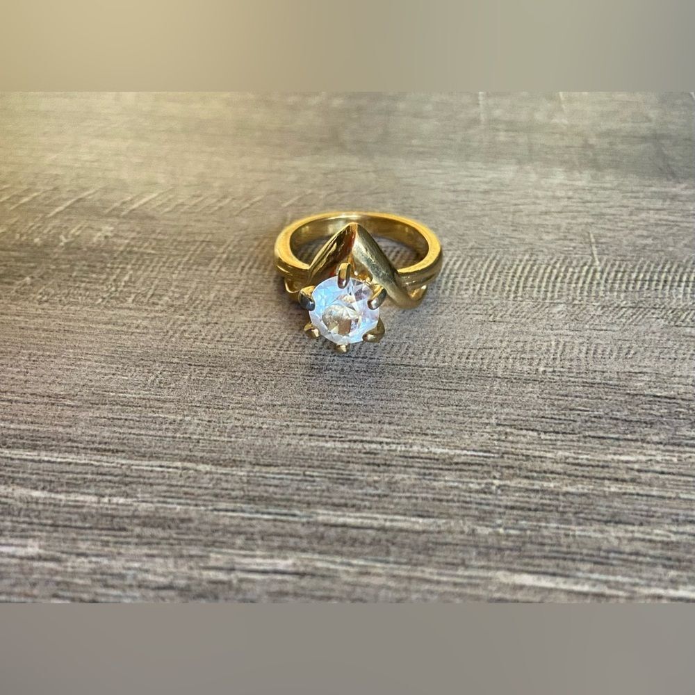 Vintage women’s size 13 fashion solitaire style ring faux round diamond stone